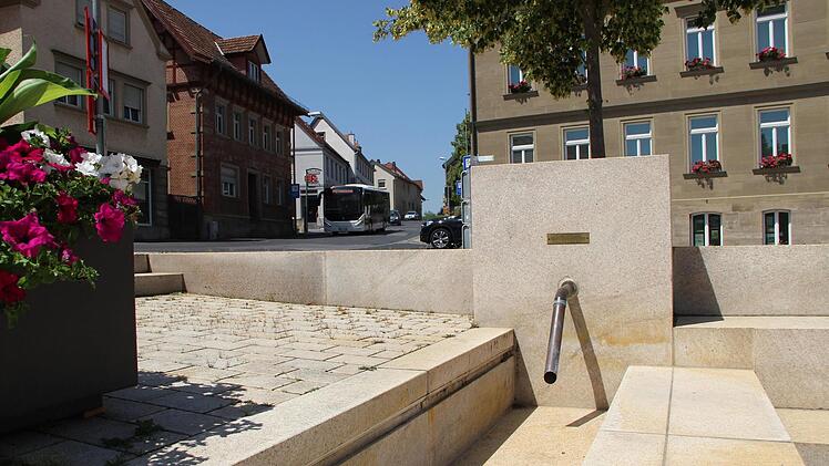 Völlig trocken ist die Wasserrinne, denn der Brunnen am Maßbacher Marktplatz hat einen Defekt.Heike Beudert