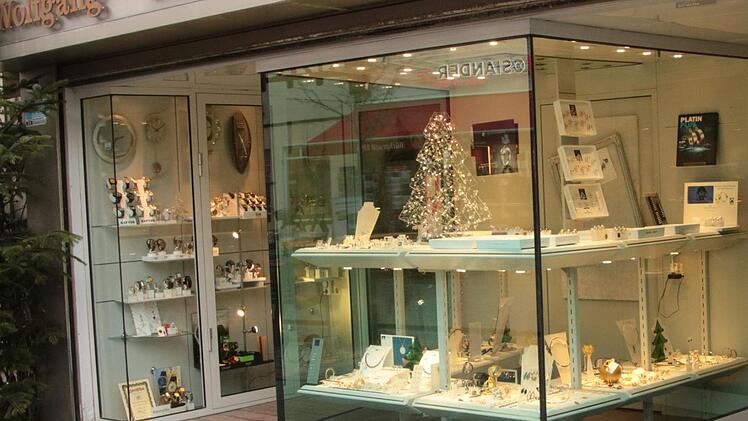 Juwelier-Einbruch in Forchheim: "Wir haben die Schaufenster wieder notdürftig  neu dekoriert", erklärt Hannelore Hofmann.  Ihren Mann hat der Vorfall so aufgeregt, dass der im Krankenhaus liegt. Foto: Josef Hofbauer