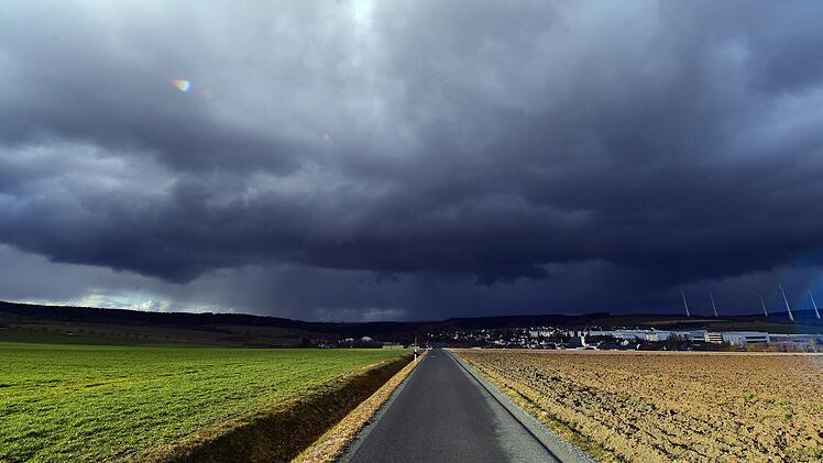 Über Franken zieht ein Sturm herauf: Der Deutsche Wetterdienst veröffentlicht für Dienstagnachmittag und -abend eine Warnung.