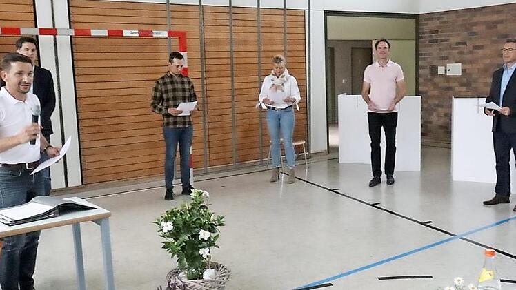 Erster Bürgermeister Matthias Krapp vereidigt die neuen Gemeinderatsmitglieder Matthias Krapp, Jürgen Wolf, Andreas Krapp, Anja Christel, Andreas Müller und Thomas Tröster (von links).