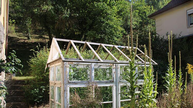 Die Kinder können auch im Gaten Toben. Das Gewächshaus wird noch hergerichtet. Foto: Thomas Malz