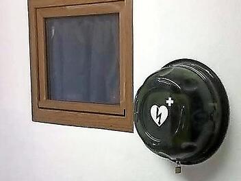 Lebensretter: Der Defibrillator des DJK SV Geisfeld Foto: p