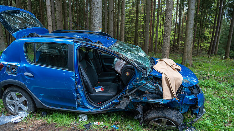 Dacia kommt von Fahrbahn ab und prallt gegen Baum