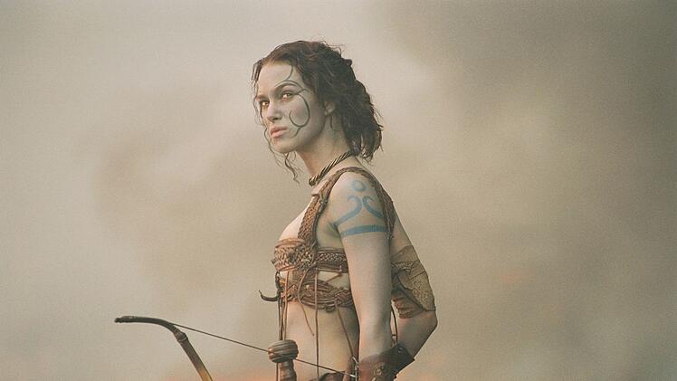 Die sch&ouml;ne Guinevere (Keira Knightley), Tochter des Magiers Merlin, wei&szlig; sich trotz ihrer zarten Anatomie zu helfen.