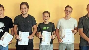 Strahlende Gesichter bei den Gewinnern des Landespreises: (v. l.) Fabian Martin, Raimund Chudoba, Max Einwich, Lorenz Fugmann und der betreuende Geschichtslehrer Michael Schuster (v.l.). Auf dem Bild fehlen Philipp Müller und Maximilian Bohun.  Foto: Bertram Wagner