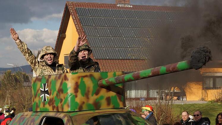 "Die Bundeswehr muss sparen, statt Leo wird jetzt Golf gefahren"hieß es beim SC Unteroberndorf.Johannes Michel