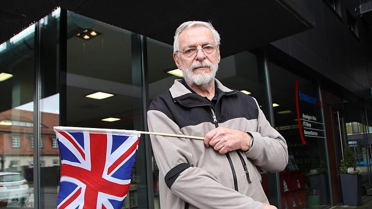 Trauerflor am Arm und der Union Jack auf Halbmast: So reagiert der Höchstadter Mike Gibson auf den Brexit.   Foto: Andreas Dorsch