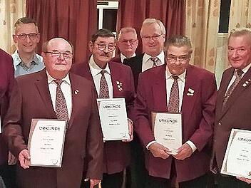 Die Geehrten (mit Urkunde) zusammen mit den Chorverantwortlichen (v. li.): Zweiter Vorsitzender Stefan Kirchner, Heinrich Wahl (40 Jahre), SK-Vorsitzender Wolfgang Schön, Erich Langhojer (50 Jahre), Gerhard Kirchner (60 Jahre), Chorleiter Norbert ...