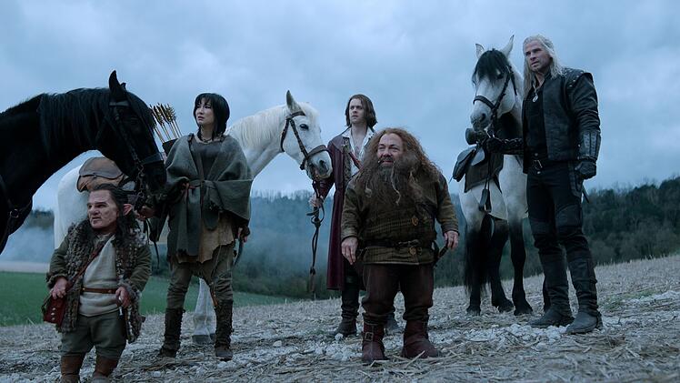 Geralt (Liam Hemsworth, rechts) ist mit einer illustren Truppe unterwegs, um Ciri zu finden.