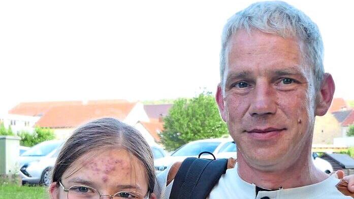 Matthias Geuter und seine Tochter Ronja aus Sche&szlig;litz waren erstmals in Sand.