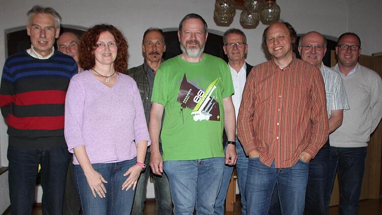 Motiviert gegen die Trasse: Die beiden Vorsitzenden Erwin Miller und Ingo Queck (Mitte) und Schriftführerin Vera Haydu; dahinter als Beisitzer Gerhard Schumm (v.l.), Josef Dieser, Jakob Euba, Franz Zang und Anton Kiefer; Armin Stelzner (ganz rechts) wurde zum Schatzmeister gewählt. Foto: Ulrike Müller