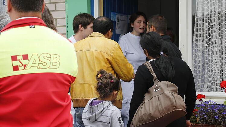 Asyl: Im Erlanger Freibad West wurde ein provisorisches Flüchtlingslager errichtet.