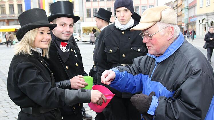 Ein Bürger aus dem Landkreis freute sich, seine Kaminkehrerin auf dem Marktplatz zu treffen, und zögerte nicht lange und griff in den Lostopf. Foto: Michael Stelzner