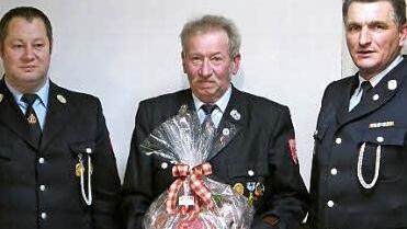 Oskar Vogler (Mitte) hei&szlig;t das neue Ehrenmitglied der Feuerwehr Schondra, ihm gratulieren Rainer F&ouml;rg (Vorsitzender und stellvertretender Kommandant, links) und Harald Sch&uuml;&szlig;ler (Kommandant). Foto: Oswald T&uuml;rbl