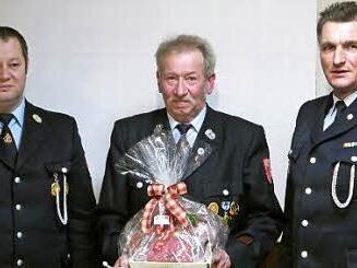 Oskar Vogler (Mitte) heißt das neue Ehrenmitglied der Feuerwehr Schondra, ihm gratulieren Rainer Förg (Vorsitzender und stellvertretender Kommandant, links) und Harald Schüßler (Kommandant). Foto: Oswald Türbl