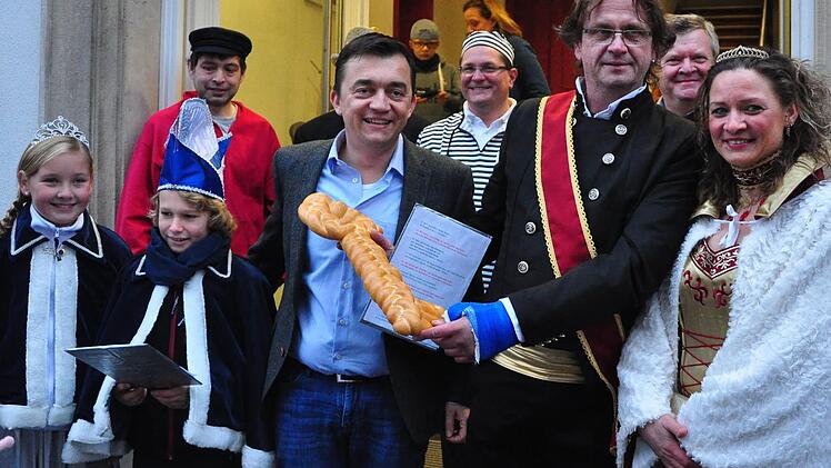 Nun sind sie die Regenten in Wallenfels - der Rathausschlüssel ist übergeben. Bürgermeister Jens Korn hat "Urlaub" bis Aschermittwoch.  Foto: Florian Weiß