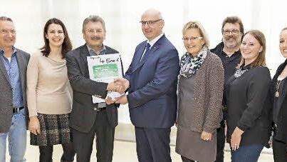 4500 Euro kamen beim Benefizkonzert der Schaeffler-Bigband zusammen. Der Betrag wurde jetzt dem Kinderfonds &uuml;bergeben. Foto: Schaeffler