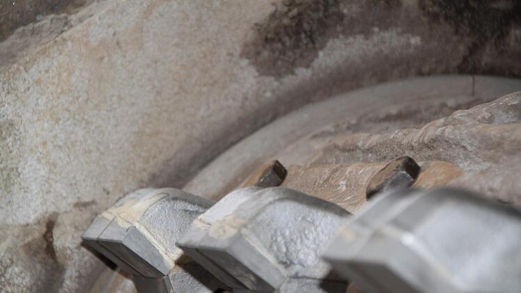 Bahnschotter auf einer Länge von etwa acht Kilometer schafft die Maschine. Danach sind die Schlegel abgenutzt. Foto: Ulrike Müller