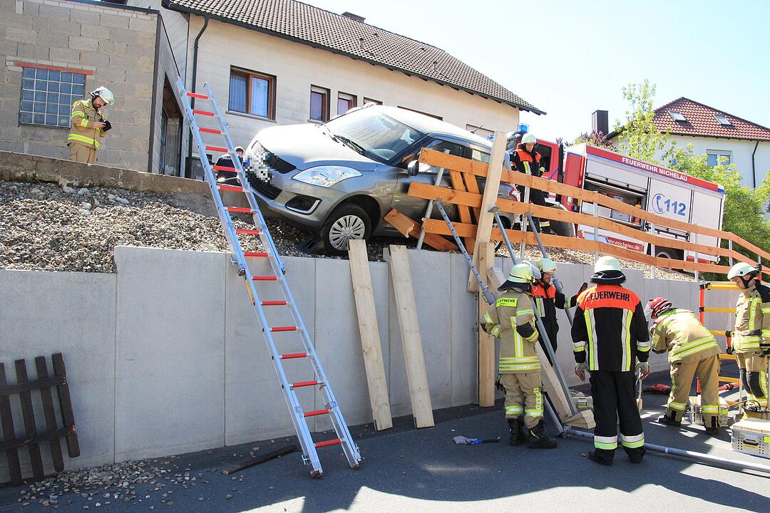 Unfall in Lichtenfels - Auto in Schney festgefahren