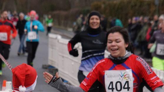 Geschafft:  Verena Voll vom Team Theramed freut sich beim Zieleinlauf.  Foto: Mario Deller