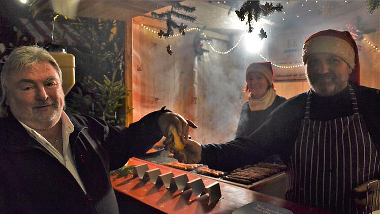 Hoch im Kurs bei den Weihnachtsmarkt-Besuchern: Die Klassiker Bratwürste und Steaks. Foto: Sandra Hackenberg