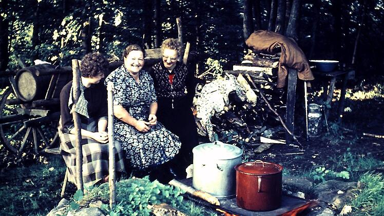 Ein Feuer in Steine gefasst, darüber eine Eisenplatte: So kochten (v.l.n.r.) Gerda Schneider, Johanna Kömpels Schwiegermutter Rosa und ihre Schwägerin Luitgard anfangs den Kaffee für die Wallfahrer auf dem Maria Ehrenberg. Archivfoto: Pfarrer Peter Pretscher