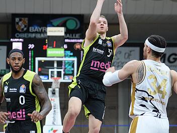 Einen schwachen Tag erwischte auch Osvaldas Olisevicius gegen Braunschweig (rechts Gavin Schilling). Der Bayreuther steuerte nur f&uuml;nf Punkte bei. Links Dererk Pardon.