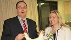 Das Lätzchen des Landkreises ist für den neunmonatigen Sohn von Staatssekretärin Melanie Huml gedacht.