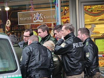 Vor Ort besprechen die Einsatzkräfte das weitere Vorgehen. Foto: Hofbauer