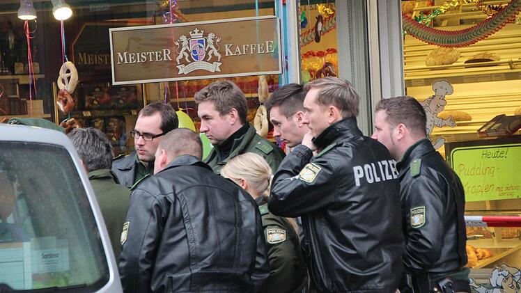 Vor Ort besprechen die Einsatzkräfte das weitere Vorgehen. Foto: Hofbauer