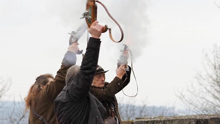 Die Böllerschützen aus Redwitz schossen Salut - es krachte und dampfte gewaltig.