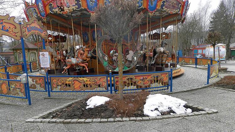 Vor dem Karussell liegt noch Schnee.