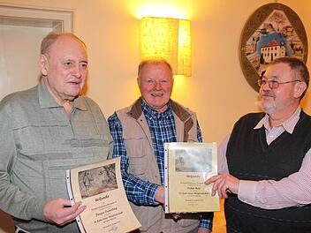 Für mehr als 50 Jahre beim Kreisfischereiverein Kronach ehrte dessen Vorsitzender Hermann Wich (rechts) Jürgen Deuerling (links) und Oskar Reif.