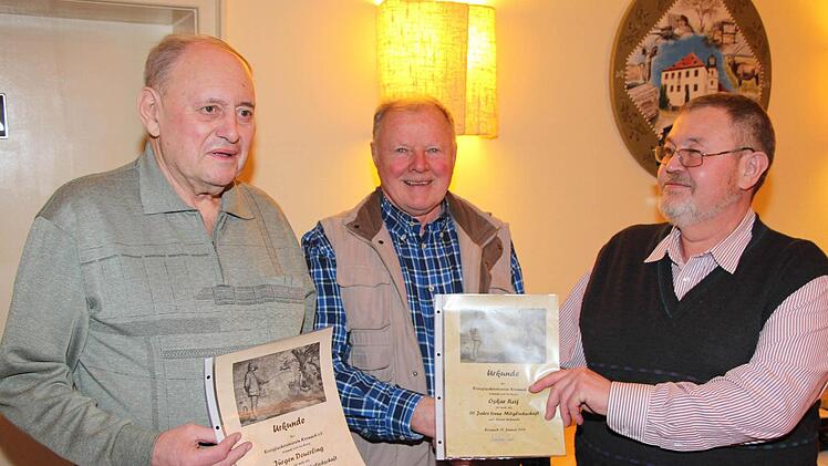 Für mehr als 50 Jahre beim Kreisfischereiverein Kronach ehrte dessen Vorsitzender Hermann Wich (rechts) Jürgen Deuerling (links) und Oskar Reif.