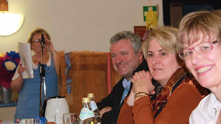 Jürgen Hennemann, Frau Schneider (Ehefrau v. Wilhelm Schneider) und Barbara Baumbach amüsierten sich, ebenso wie die Senioren, köstlich.