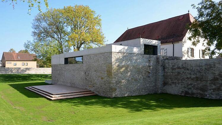 Wasserschloss Rottendorf, Umbau eines denkmalgeschützten Pfarrhauses zu Veranstaltungsräumen und Gemeindebibliothek. Architektur: Kuntz und Brück, Würzburg. Besichtigung: Samstag 10 bis 14 Uhr, Sonntag 13 bis 17 Uhr, Pfarrgasse 4.  Foto: Andreas Vierheilig