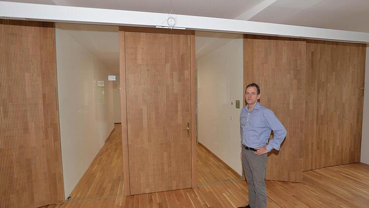 Die hölzerne Wand im Konzertsaal soll ist Schall dämpfend. Dahinter verbirgt sich Stauraum für Stühle und Tische. Foto: Ronald Rinklef
