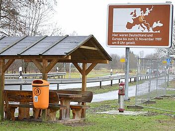 Eine Tafel erinnert an die Teilung Deutschlands. Die Gedenklinde steht ein St&uuml;ck weiter auf Sonneberger Seite. Foto: Rainer Lutz