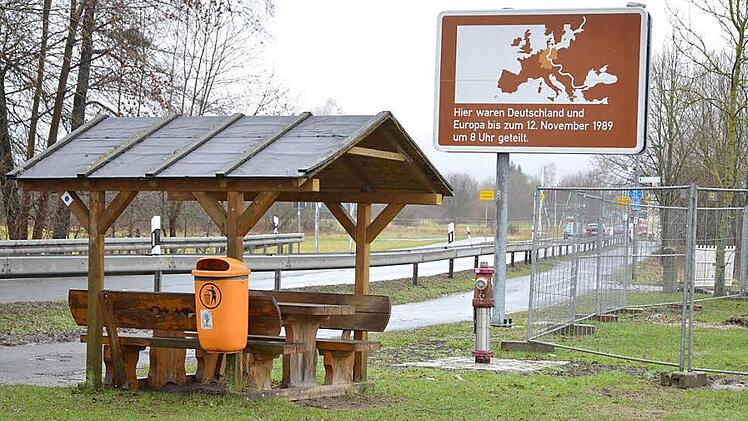 Eine Tafel erinnert an die Teilung Deutschlands. Die Gedenklinde steht ein St&uuml;ck weiter auf Sonneberger Seite. Foto: Rainer Lutz