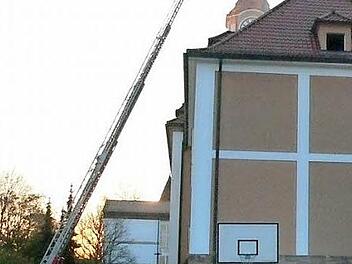 Von der Drehleiter aus wurde der "Brand" in der Blaicher Schule bek&auml;mpft. Foto: privat