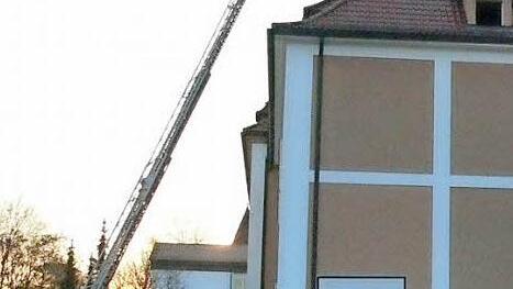 Von der Drehleiter aus wurde der "Brand" in der Blaicher Schule bek&auml;mpft. Foto: privat