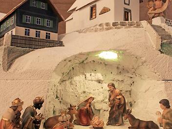 Fast originalgetreu nachgebaut hat Armin Dominka bei dieser Krippe die Dorfkirche von Geroldswind. Foto: privat