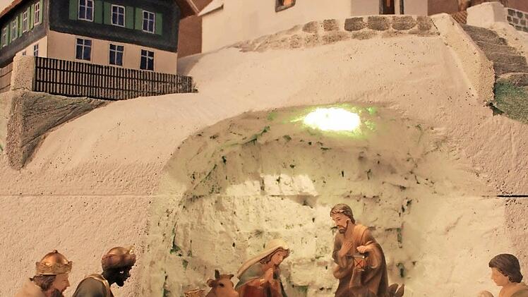 Fast originalgetreu nachgebaut hat Armin Dominka bei dieser Krippe die Dorfkirche von Geroldswind. Foto: privat