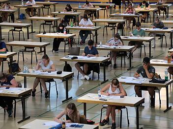 92 Mittelschüler brüteten in der Höchstadter Aischtalhalle über den Mathe-Aufgaben für die mittlere Reife. Foto: Andreas Dorsch