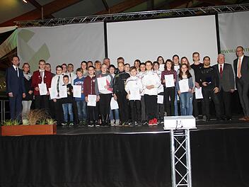 Beim Neujahrsempfang der Stadt wurden diese Sportlerinnen und Sportler mit der Ehrennadel in Bronze, Silber und Gold gewürdigt. Gerda Völk