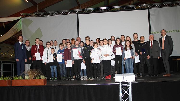 Beim Neujahrsempfang der Stadt wurden diese Sportlerinnen und Sportler mit der Ehrennadel in Bronze, Silber und Gold gewürdigt. Gerda Völk