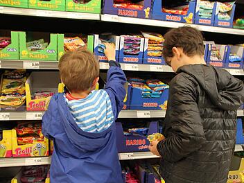 Der Griff ins Süßigkeitenregal: Acht Diebstähle, davon zwei in Geschäften, ließen sich Kinder im Jahr 2017 zu Schulden kommen. Foto: Ulrike Müller