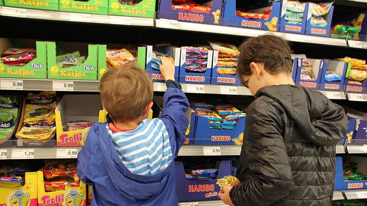 Der Griff ins Süßigkeitenregal: Acht Diebstähle, davon zwei in Geschäften, ließen sich Kinder im Jahr 2017 zu Schulden kommen. Foto: Ulrike Müller
