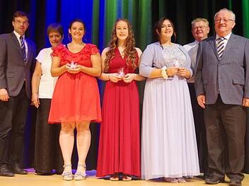 Die  Klassenbesten standen bei der Zeugnis&uuml;bergabe im Mittelpunkt  (von links): Kronachs Dritter B&uuml;rgermeister Markus Wich, stellvertretende Schulleiterin Renate Steger, die Klassenbesten Franziska Gehring, Emma H&uuml;mmer und  Greta Strehmel, Schulleiter Rudi Schirmer und stellvertretender Landrat Bernd Steger.Heike Sch&uuml;lein