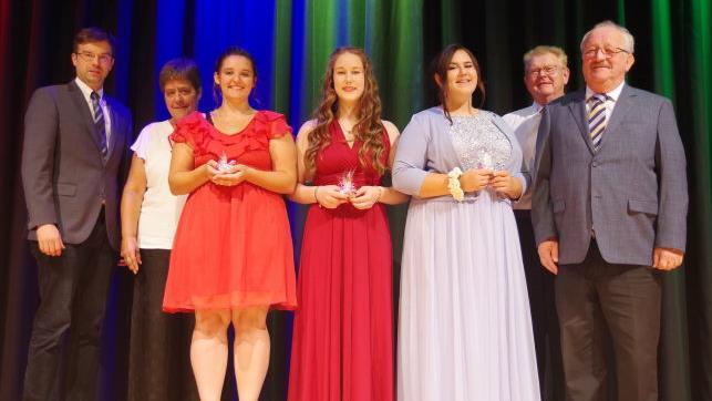 Die  Klassenbesten standen bei der Zeugnis&uuml;bergabe im Mittelpunkt  (von links): Kronachs Dritter B&uuml;rgermeister Markus Wich, stellvertretende Schulleiterin Renate Steger, die Klassenbesten Franziska Gehring, Emma H&uuml;mmer und  Greta Strehmel, Schulleiter Rudi Schirmer und stellvertretender Landrat Bernd Steger.Heike Sch&uuml;lein
